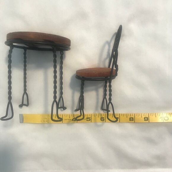 Dollhouse Miniature Wood Twisted Wrought Iron Round Table & Chair - Heart Retro - Picture 4 of 5